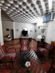 卡萨布兰卡Hôtel Mauritania的带沙发和电视的客厅