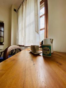 San Paolo SolbritoMulino del Casale - nature b&b的一张木桌,上面有杯子