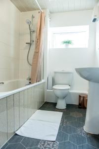 考文垂Bomaquarters COSY AND LUXURIOUS 2 BED VILLIERS HOUSE的浴室配有卫生间、浴缸和水槽。