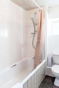 考文垂Bomaquarters COSY AND LUXURIOUS 2 BED VILLIERS HOUSE的白色的浴室设有浴缸和卫生间。