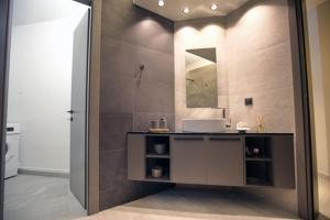 纳夫普利翁Animus Premium apt的一间带水槽和镜子的浴室