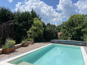 西格利盖特Spacious 3 bedroom house with heated pool的花园内的游泳池