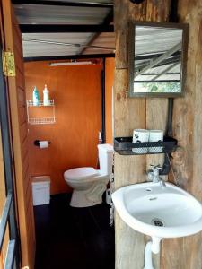 北碧Casa Bonita Kanchanaburi的一间带水槽和卫生间的浴室