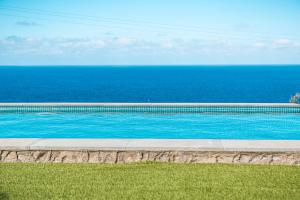 巴尔韦尔德La Candia y el Mar的一座背景海洋的游泳池