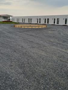 VíðirhóllGrímstunga Guesthouse的一座白色的大建筑,有很多窗户