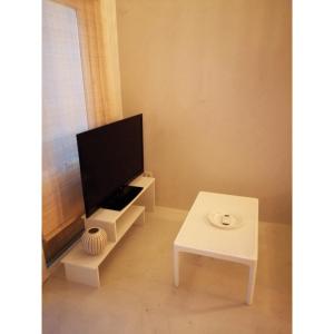 阿莫利亚尼岛Alos 2的客厅配有电视和桌子