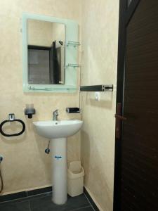达赫拉Résidence Dahab的浴室设有水槽和墙上的镜子