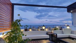 乌尔齐尼Adriatic Apartments的海景庭院配有白色家具。