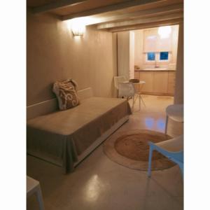 阿莫利亚尼岛Alos 2的卧室配有一张床和一张桌子及椅子