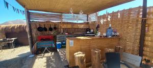 维库尼亚Campo de Cielo Mamalluca Valle de Elqui的小屋内的厨房,配有柜台和桌子