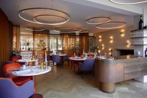 阿纳姆维纳斯贝诺格罗特庄园酒店的一间带桌椅的餐厅和一间酒吧