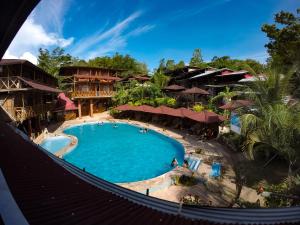 塔拉波托马德拉拉不拉达生态山林小屋的享有度假村游泳池的空中景致
