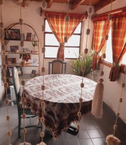 拉库布蕾Casa con vista a la salida del sol的一间带桌椅和窗户的用餐室