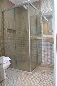费拉迪圣安娜圣多明戈斯酒店的带淋浴、卫生间和盥洗盆的浴室