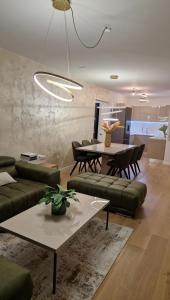 乌马格Capsula Luxury Apartment Umag的客厅配有沙发和桌子
