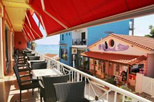 阿尔库季岛Brati II Beach Hotel的一个带桌椅的海景阳台