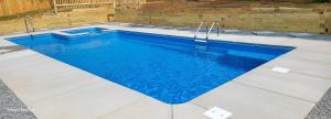 亚特兰大Rare Find! Private Heated Pool & Spa - Entire Home Near ATL City Center的后院的蓝色海水游泳池