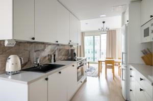 坦佩雷Studio Lumilinna的白色的厨房配有水槽和桌子