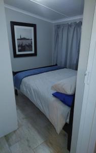 彼得马里茨堡Yalta Park的一间小卧室,配有两张床,墙上挂着一张照片