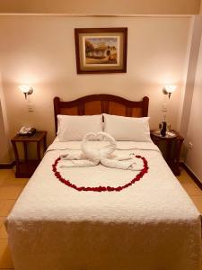 塔克纳Takana Inn的玫瑰制成的心床