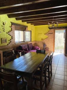 La Casa de Fefita (Stone house in a privileged environment 35 km from Bilbao)的客厅配有一张大木桌和沙发