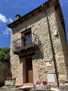 La Casa de Fefita (Stone house in a privileged environment 35 km from Bilbao)的带阳台和门的砖砌建筑