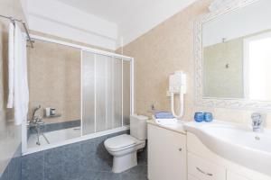德里奥斯Sealit Deluxe Apartment的浴室配有卫生间、盥洗盆和淋浴。