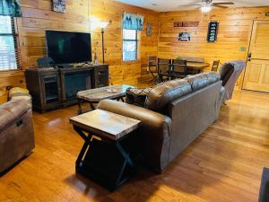 赛维尔维尔Smoky Mountain Enchanting Haven 3BR2BA Cabin的客厅配有两张沙发和一台电视