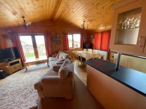 West DownSurf Lodge的厨房以及带沙发和桌子的客厅。