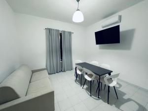 蒙特西尔瓦诺Siliade Apartment的客厅配有沙发和桌子