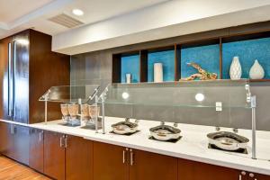 基西米SpringHill Suites by Marriott Orlando Lake Buena Vista South的厨房配有带碗和花瓶的柜台