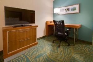 基西米SpringHill Suites by Marriott Orlando Lake Buena Vista South的客房设有书桌、电视和椅子。