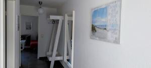 瓦尔内明德Sandsturm的挂在墙上的镜子,上面有照片