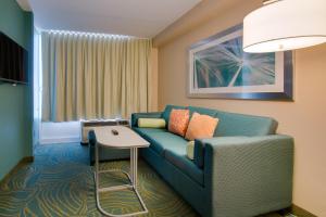 基西米SpringHill Suites by Marriott Orlando Lake Buena Vista South的客厅配有蓝色的沙发和桌子