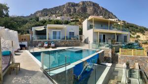 依拉佩特拉Zax sea view villas的一座房子,设有一座山地游泳池