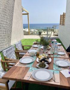 依拉佩特拉Zax sea view villas的一张木桌,上面放着食物盘