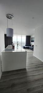 都拉斯Durres City Apartment, City center & close to the beach的客厅配有玻璃桌和沙发