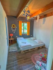马尔特维利Cha Cha Backpackers的一间卧室设有两张床和窗户。