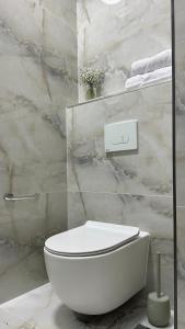 阿什杜德Angel Apt-Amazing SeaView-Netfix-Wifi-Free Parking的浴室设有白色卫生间和大理石墙壁。