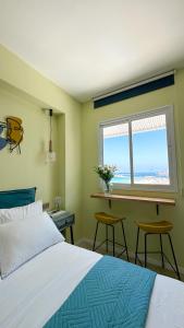 阿什杜德Angel Apt-Amazing SeaView-Netfix-Wifi-Free Parking的一间卧室配有一张床、一张书桌和一个窗户。