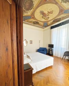佛罗伦萨奇马布耶9B&B酒店的一间卧室配有一张天花板上绘画的床