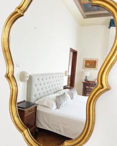 佛罗伦萨奇马布耶9B&B酒店的卧室配有白色床和金框镜子