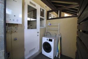 普孔Casa Pucón的洗衣房配有洗衣机和门