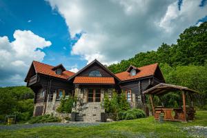 锡比乌Rustic Cottage的橙色屋顶的圆木房子