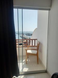 帕拉卡斯Hotel Riviera Inka Paracas的海景阳台上的椅子