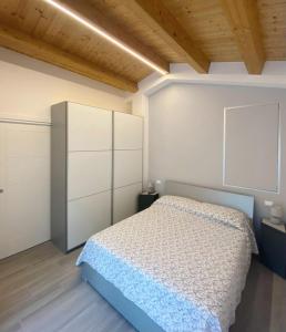 MombaroccioB&B Profumo Di Gelsomino的一间卧室配有床和白色橱柜