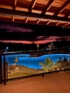 阿瓜斯-迪圣巴巴拉Vale Das Águas Fazenda Resort的夜间大型游泳池,灯光蓝色