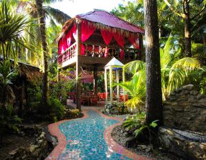 MaskallABEZZA Resort And Spa - formerly Belize Boutique Resort & Adventure Spa的花园中带餐厅的度假胜地
