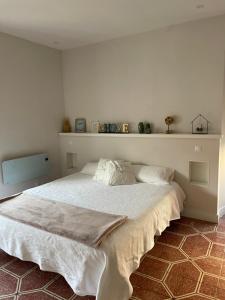 阿兰约兹CÉNTRICO APARTAMENTO REFORMADO EN ARANJUEZ的卧室配有一张带白色床单和枕头的大床。