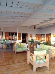 玉米岛Sunset Bay B&B的客厅配有绿色沙发和桌子